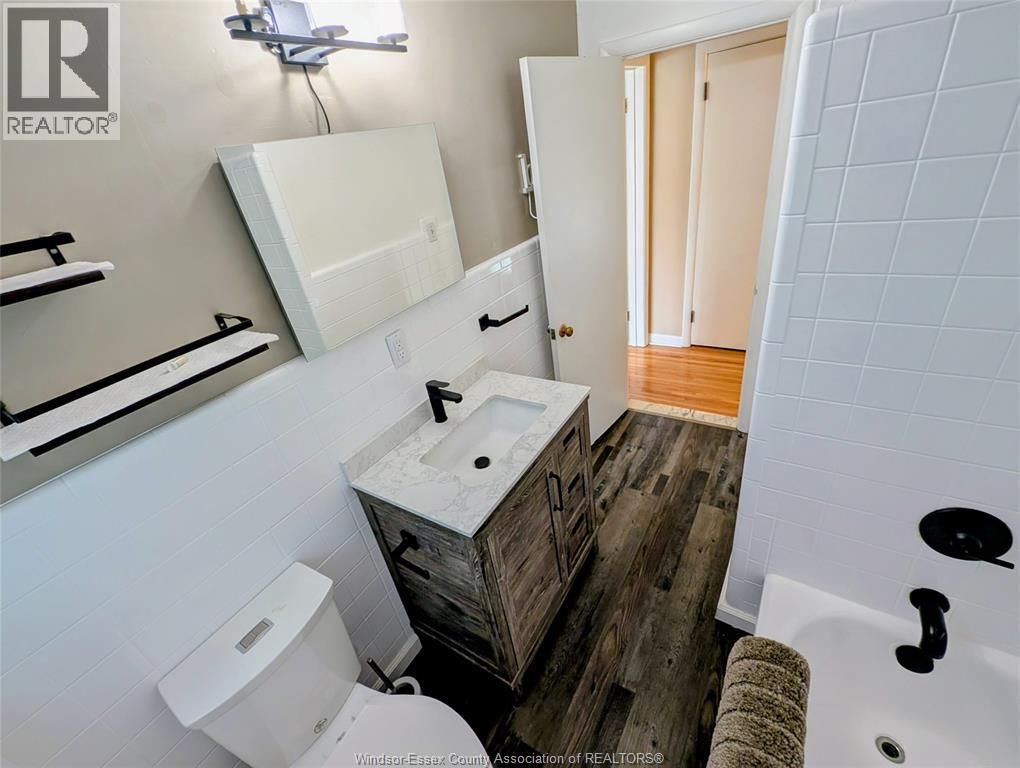 3495 Dougall, Windsor, ON - Indoor Photo Showing Bathroom