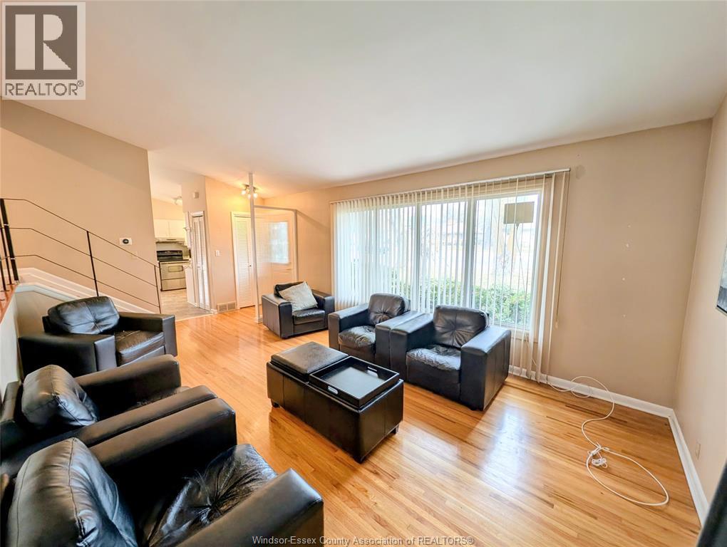 3495 Dougall, Windsor, ON - Indoor Photo Showing Living Room