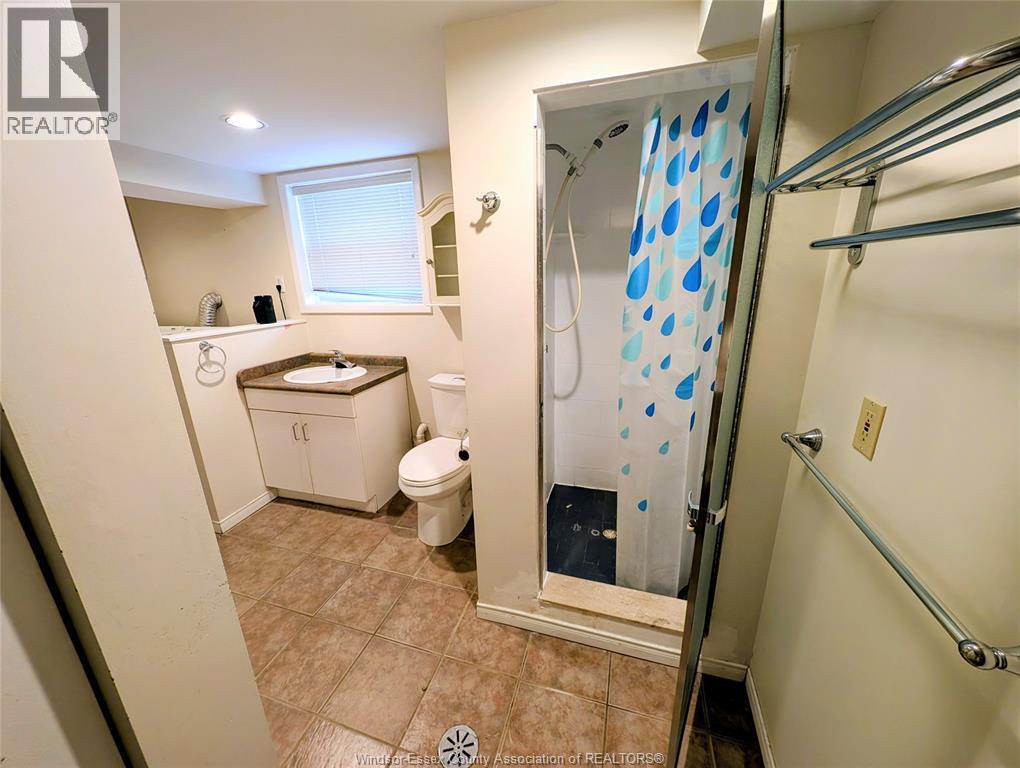 3495 Dougall, Windsor, ON - Indoor Photo Showing Bathroom