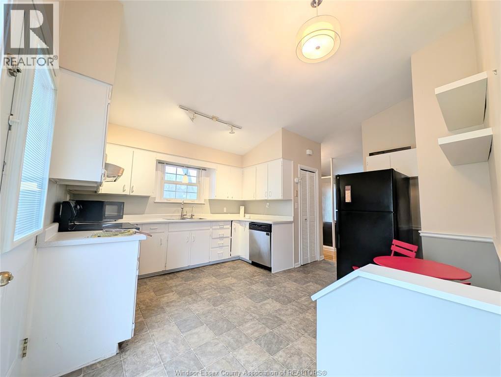 3495 Dougall, Windsor, ON - Indoor Photo Showing Kitchen
