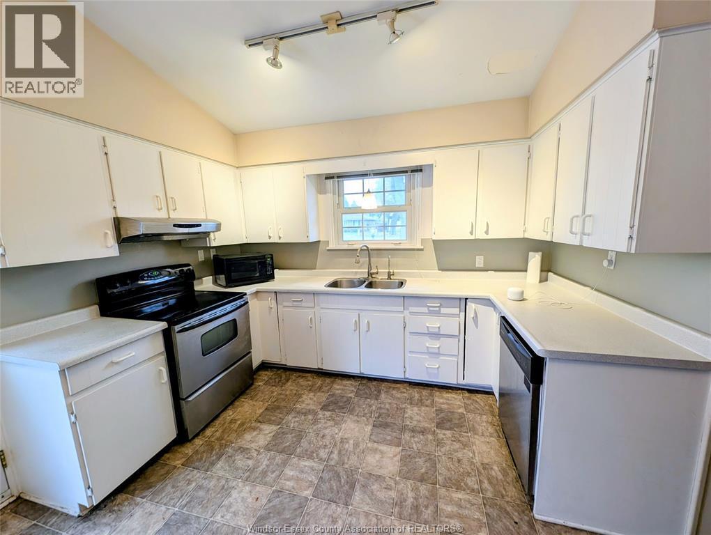 3495 Dougall, Windsor, ON - Indoor Photo Showing Kitchen With Double Sink