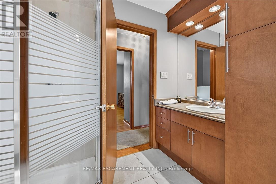 5 Third Road E, Hamilton, ON - Indoor Photo Showing Bathroom