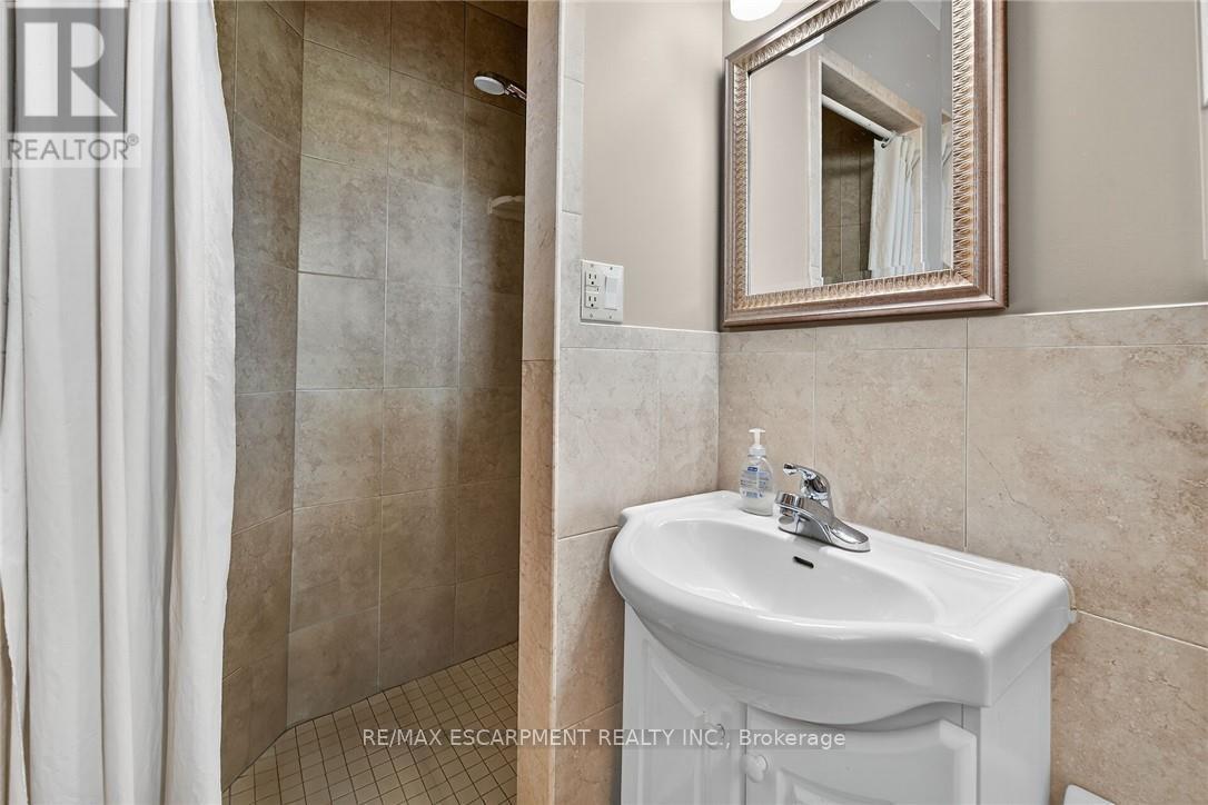 5 Third Road E, Hamilton, ON - Indoor Photo Showing Bathroom