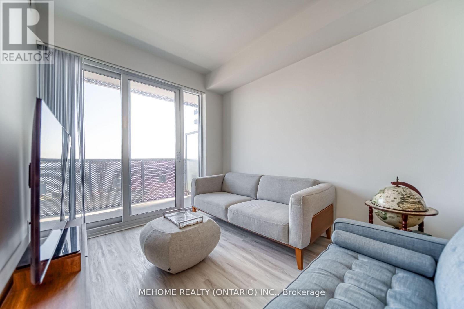 6806 - 55 Cooper Street, Toronto, ON - Indoor Photo Showing Living Room