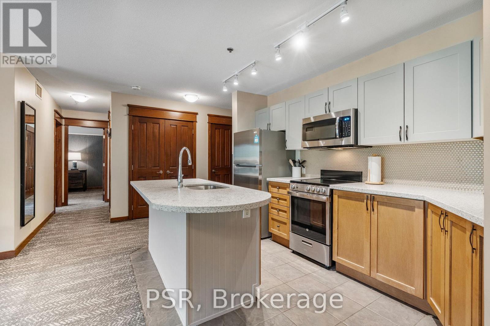 209 - 152 Jozo Weider Boulevard, Blue Mountains, ON - Indoor Photo Showing Kitchen With Double Sink