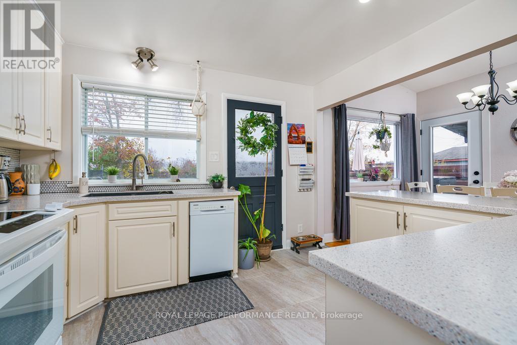 1402 Boyd Street, Cornwall, ON - Indoor Photo Showing Kitchen
