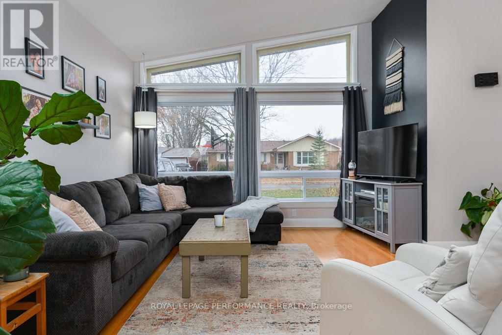 1402 Boyd Street, Cornwall, ON - Indoor Photo Showing Living Room