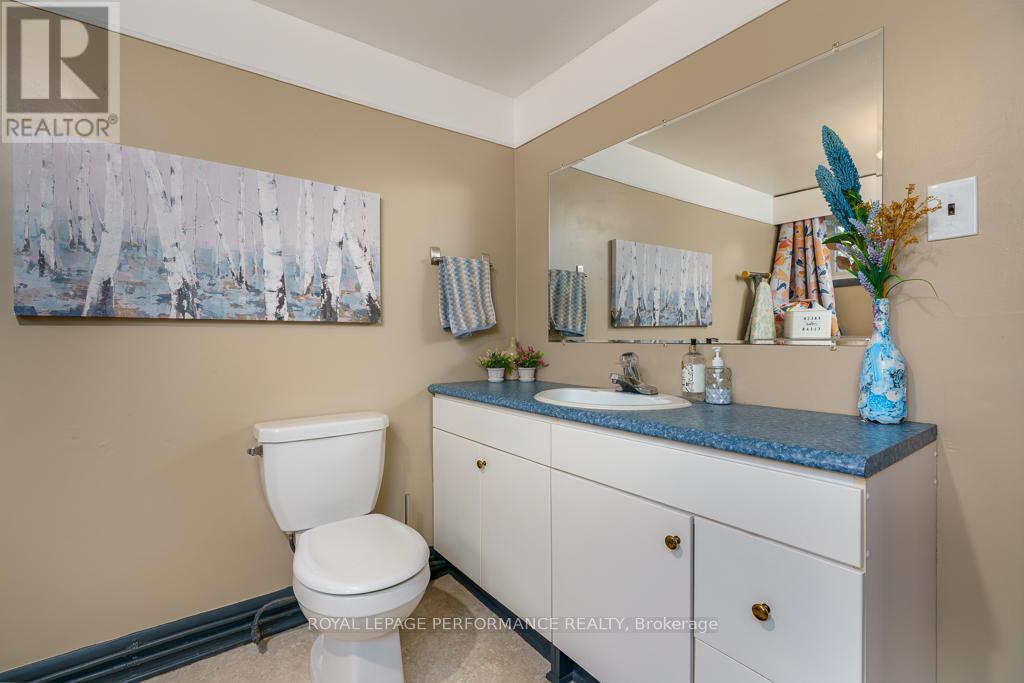 1402 Boyd Street, Cornwall, ON - Indoor Photo Showing Bathroom