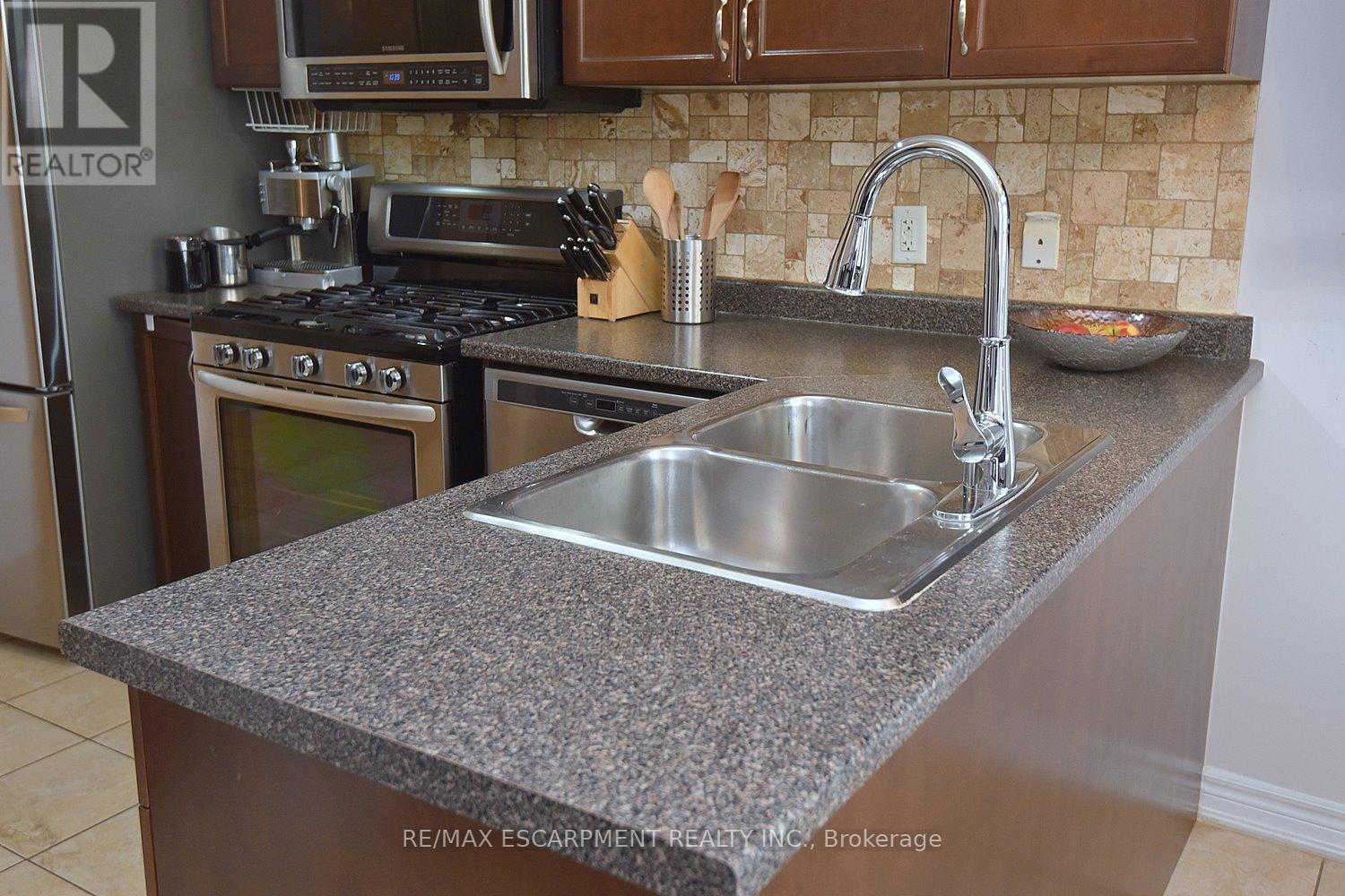 21 - 45 Seabreeze Crescent, Hamilton, ON - Indoor Photo Showing Kitchen With Double Sink
