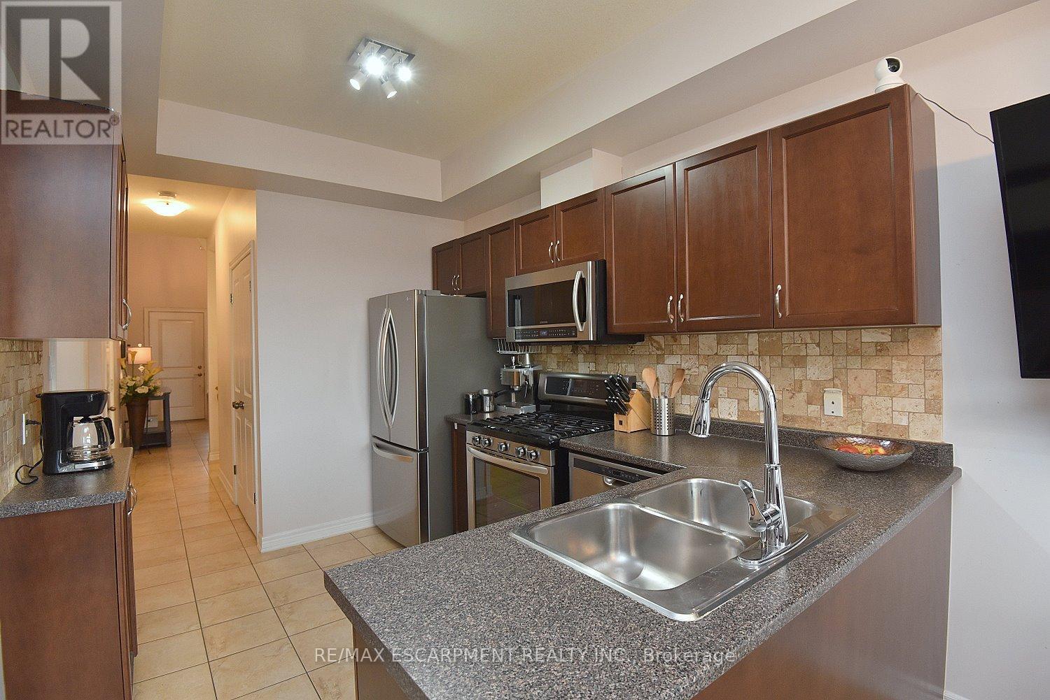 21 - 45 Seabreeze Crescent, Hamilton, ON - Indoor Photo Showing Kitchen With Double Sink