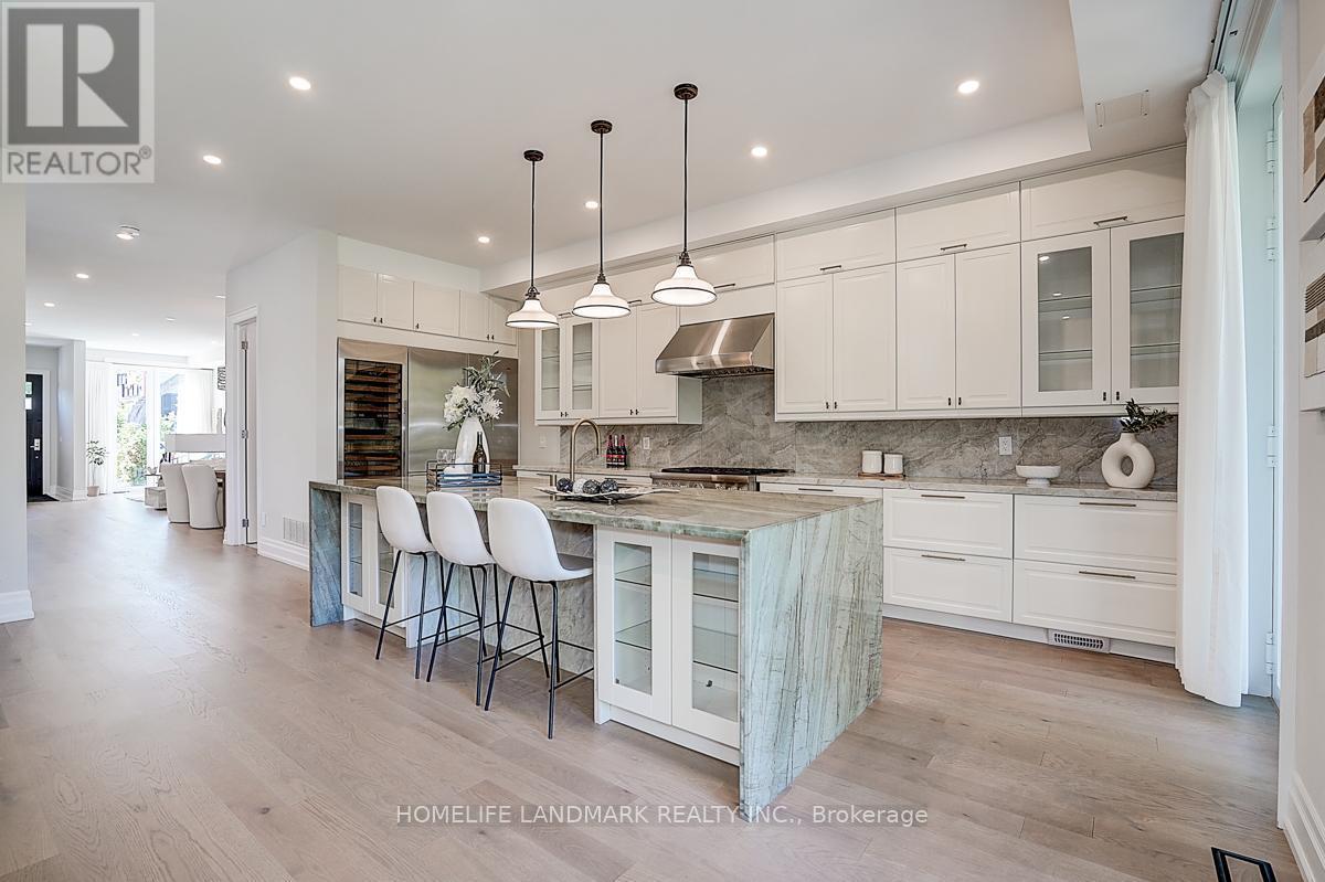 937 Goodwin Road, Mississauga, ON - Indoor Photo Showing Kitchen With Upgraded Kitchen