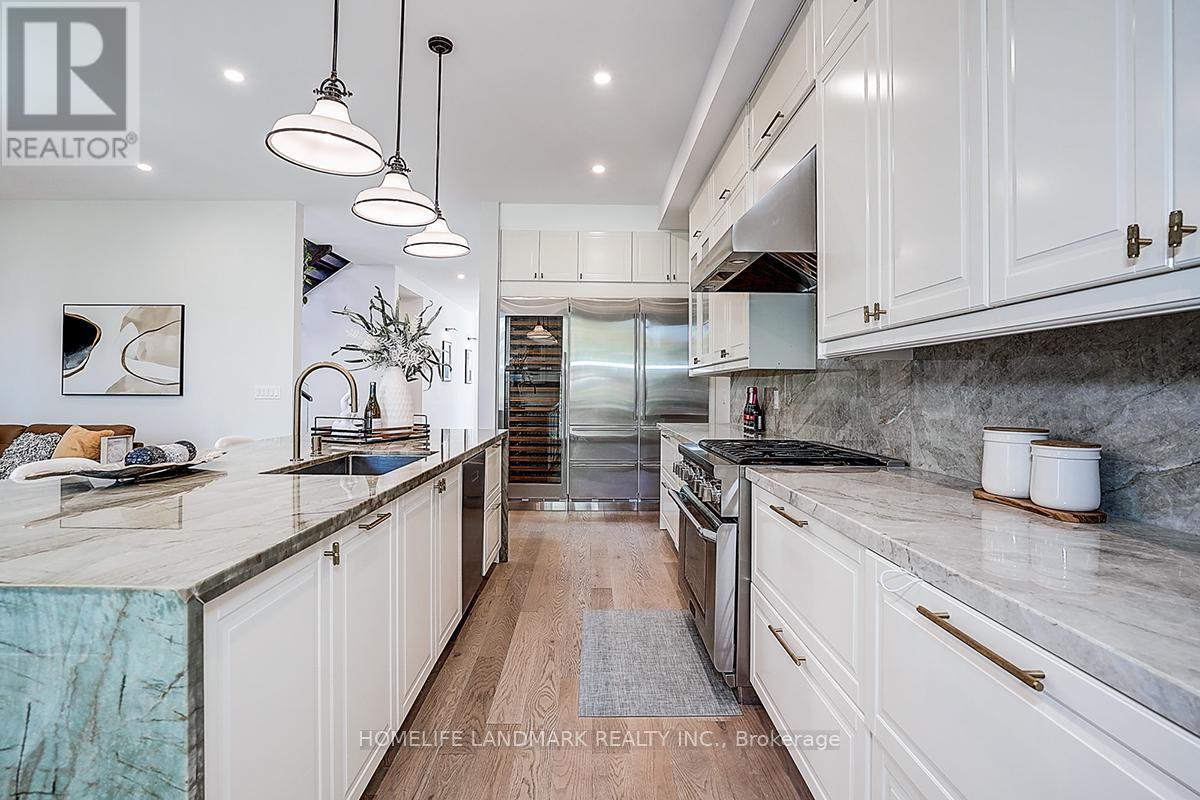 937 Goodwin Road, Mississauga, ON - Indoor Photo Showing Kitchen With Upgraded Kitchen