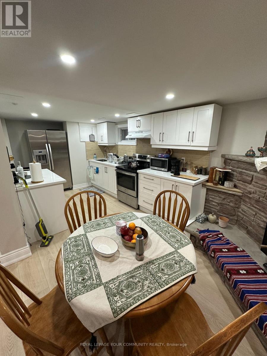 100 Richardson Dr Drive, Aurora, ON - Indoor Photo Showing Dining Room