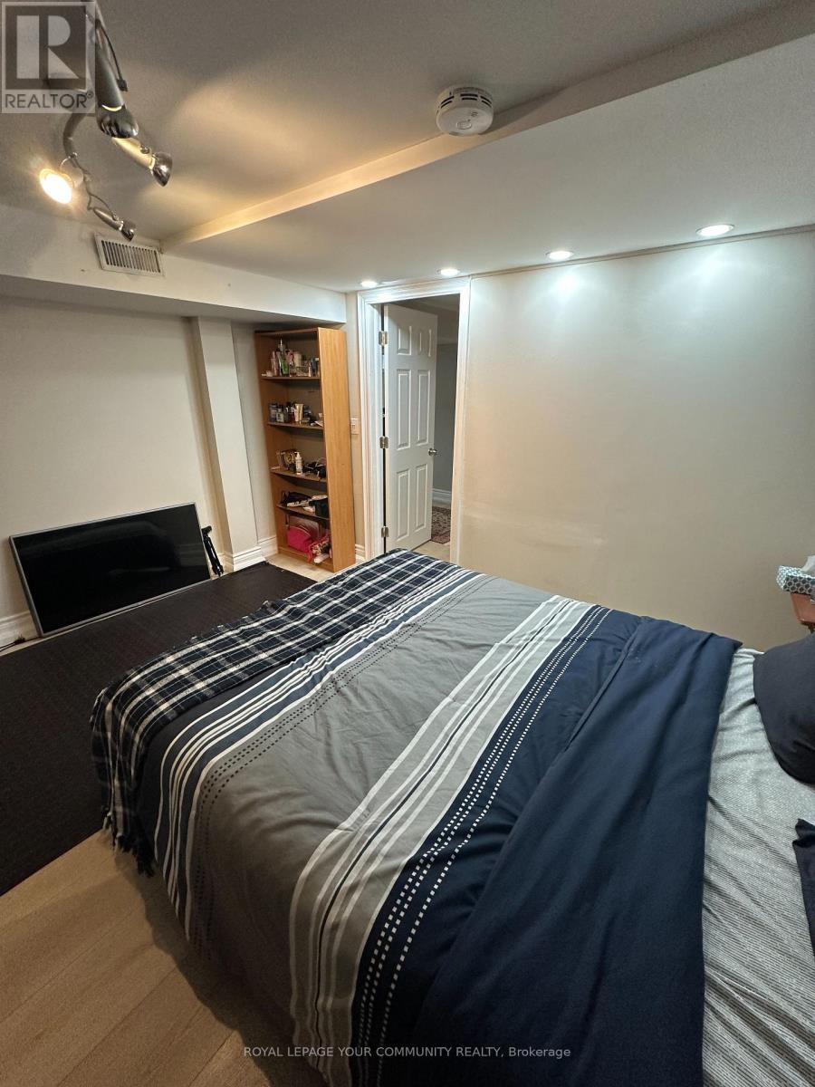 100 Richardson Dr Drive, Aurora, ON - Indoor Photo Showing Bedroom
