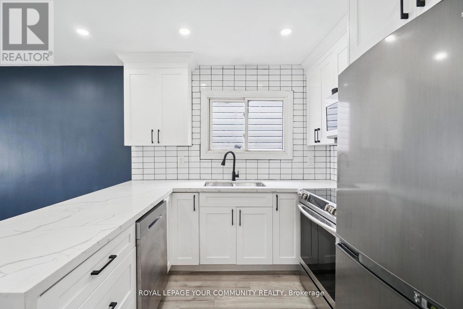 8 Merchison Avenue, Hamilton, ON - Indoor Photo Showing Kitchen With Upgraded Kitchen