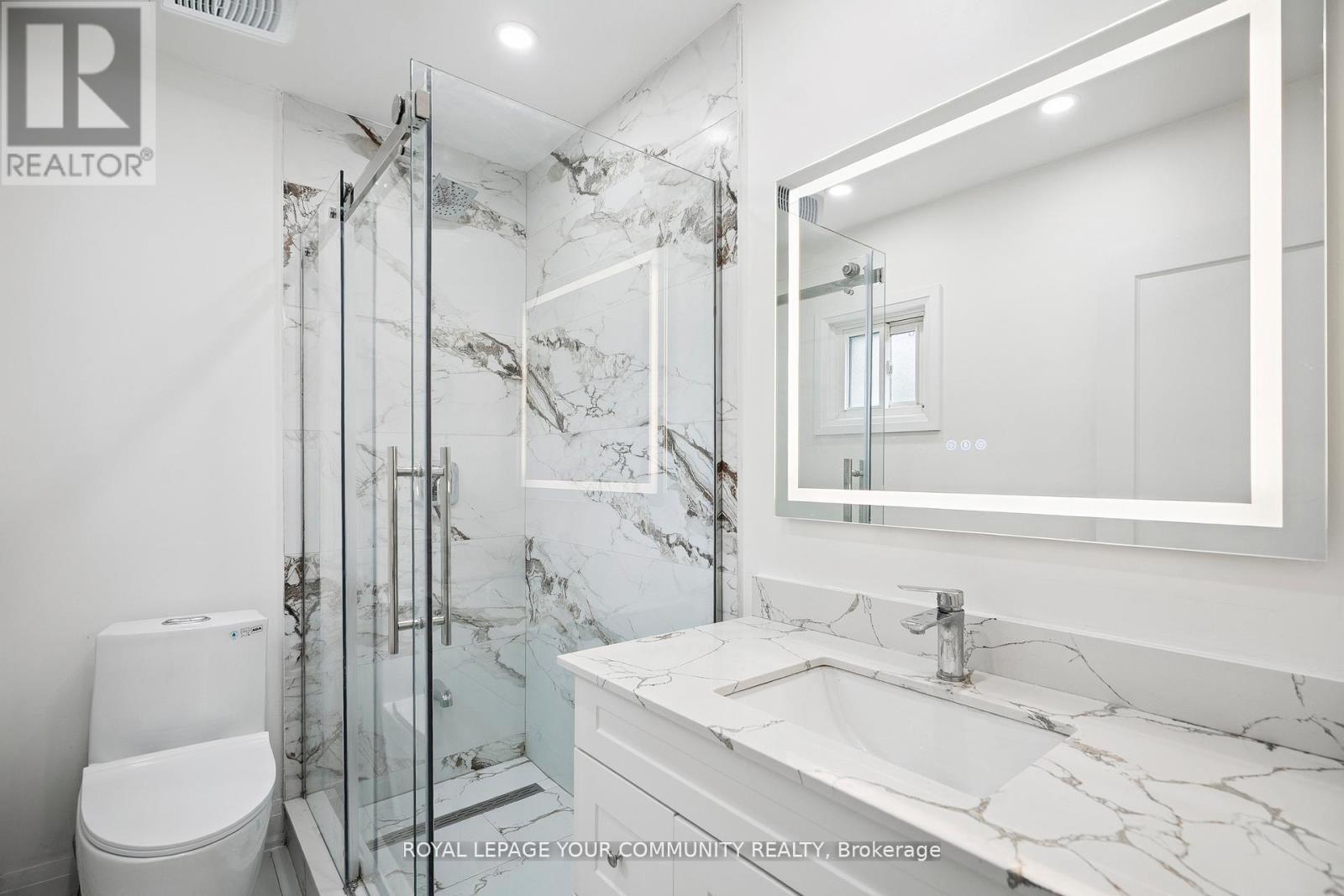 8 Merchison Avenue, Hamilton, ON - Indoor Photo Showing Bathroom