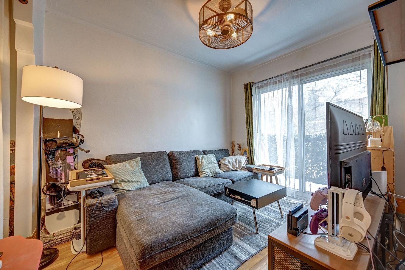 Living room - 8004 Av. Casgrain, Montréal (Villeray/Saint-Michel/Parc-Extension), QC - Indoor Photo Showing Living Room