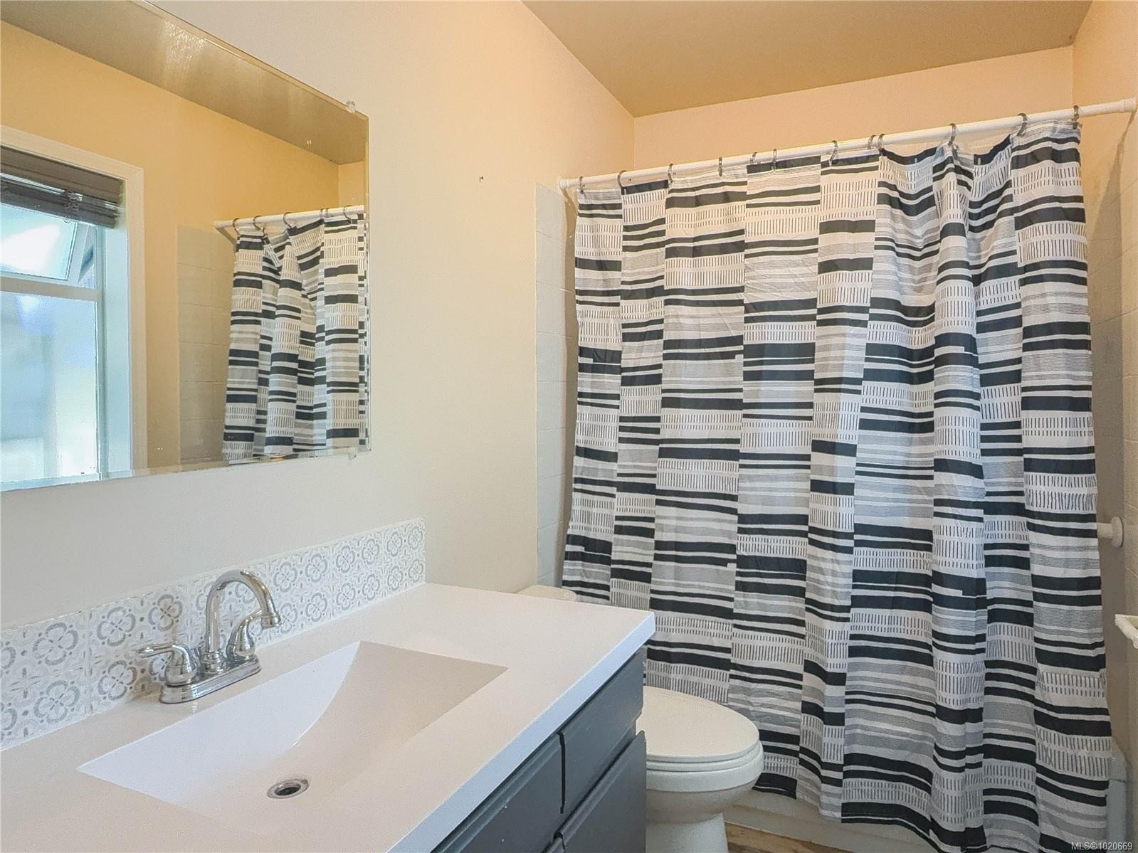 2075 Parkway Pl, Errington, BC