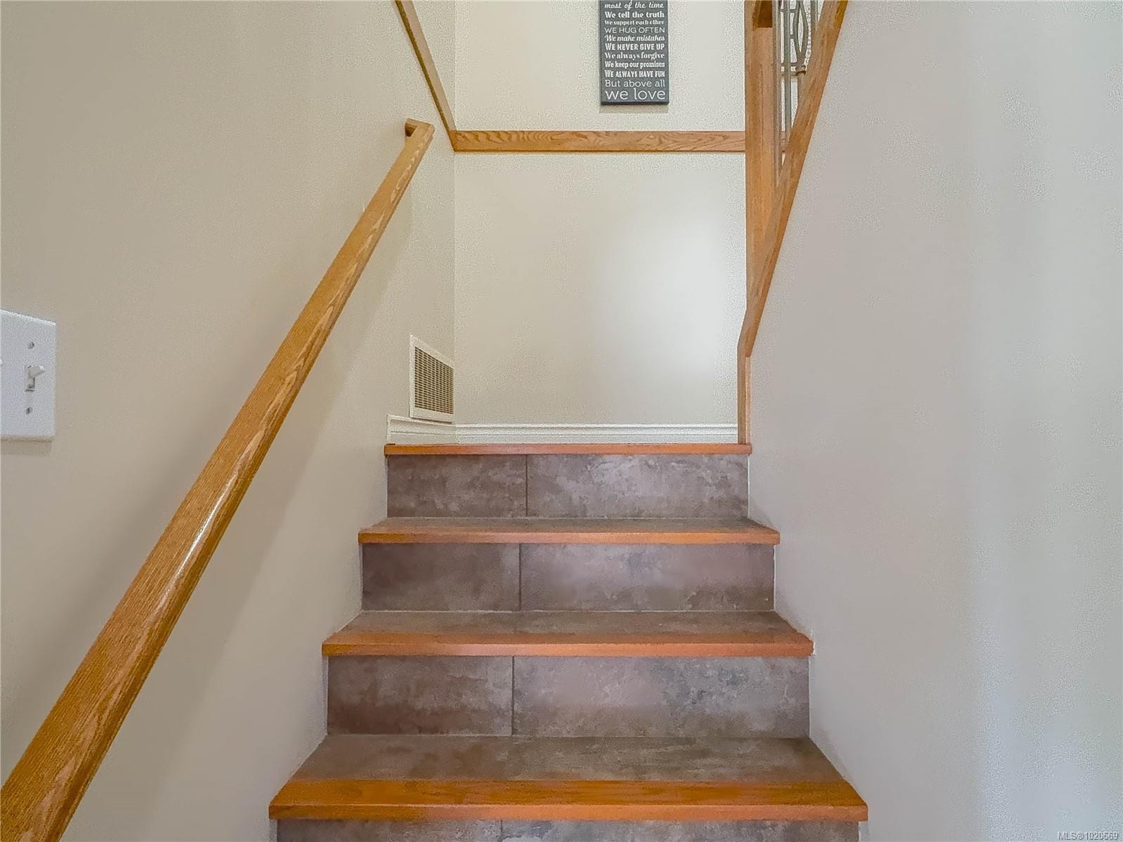 2075 Parkway Pl, Errington, BC