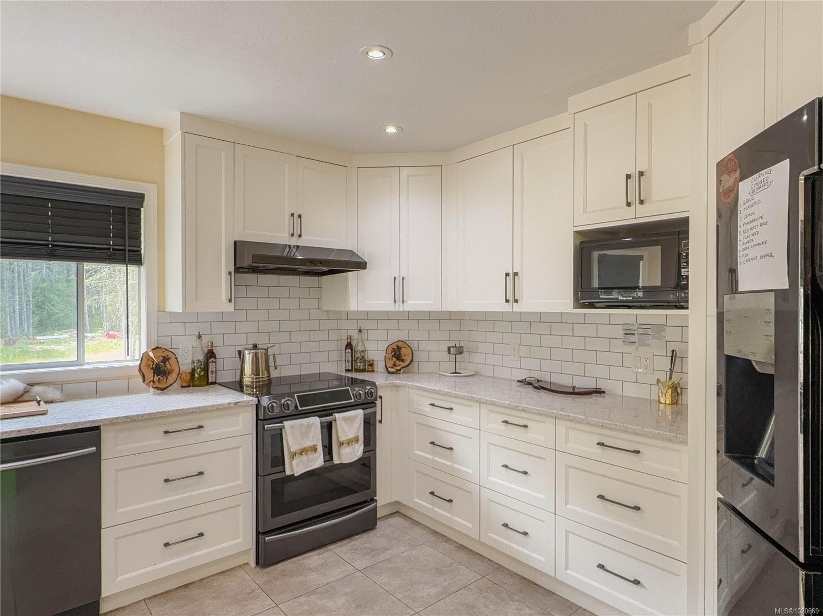 2075 Parkway Pl, Errington, BC