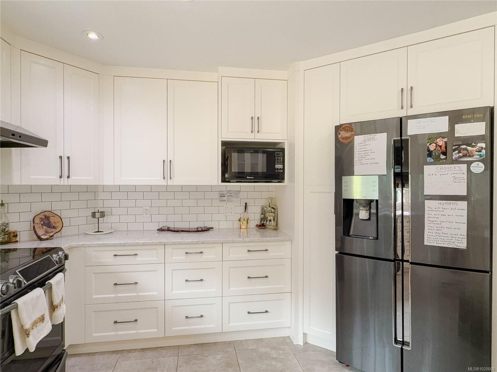 2075 Parkway Pl, Errington, BC