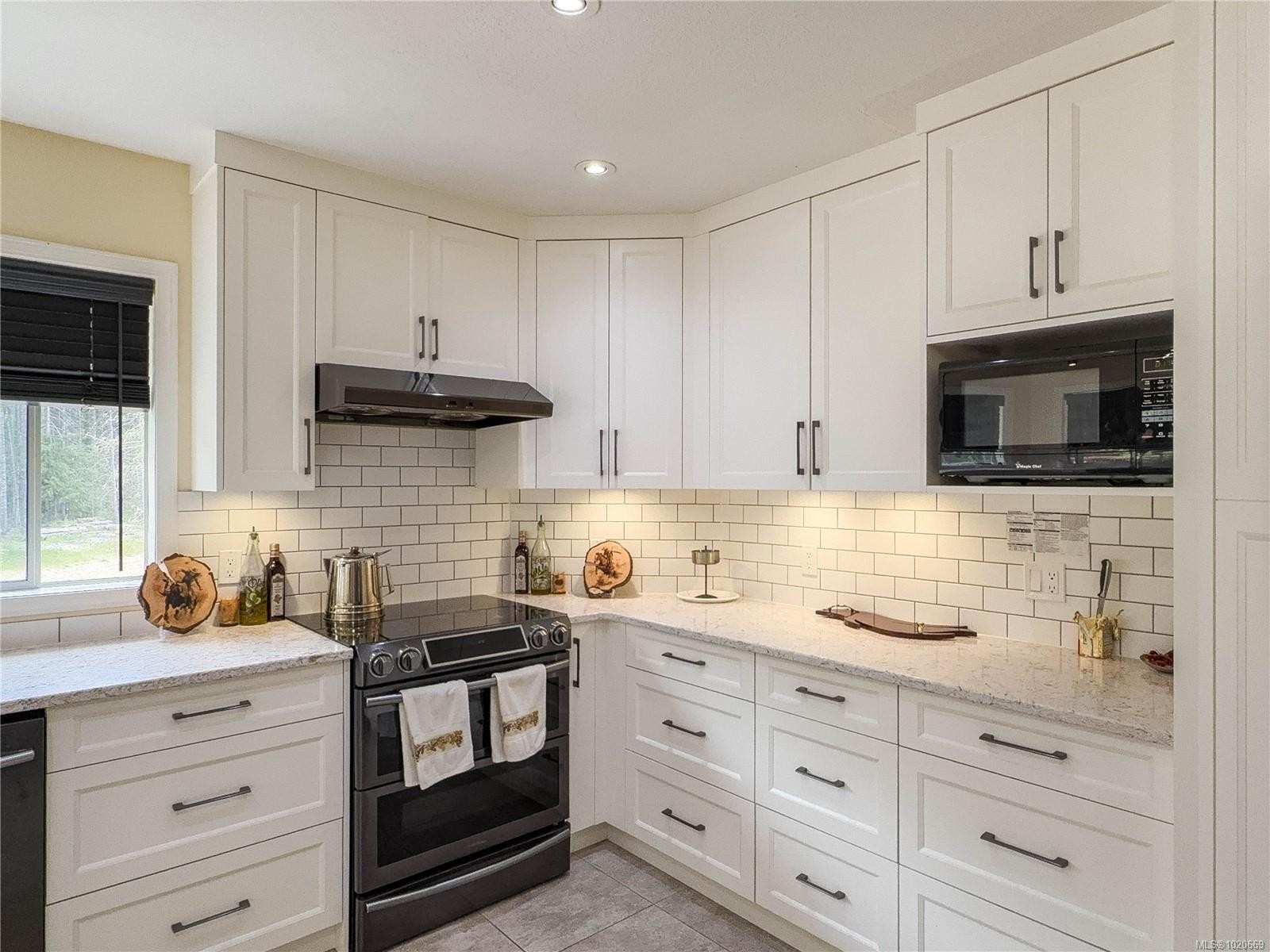 2075 Parkway Pl, Errington, BC