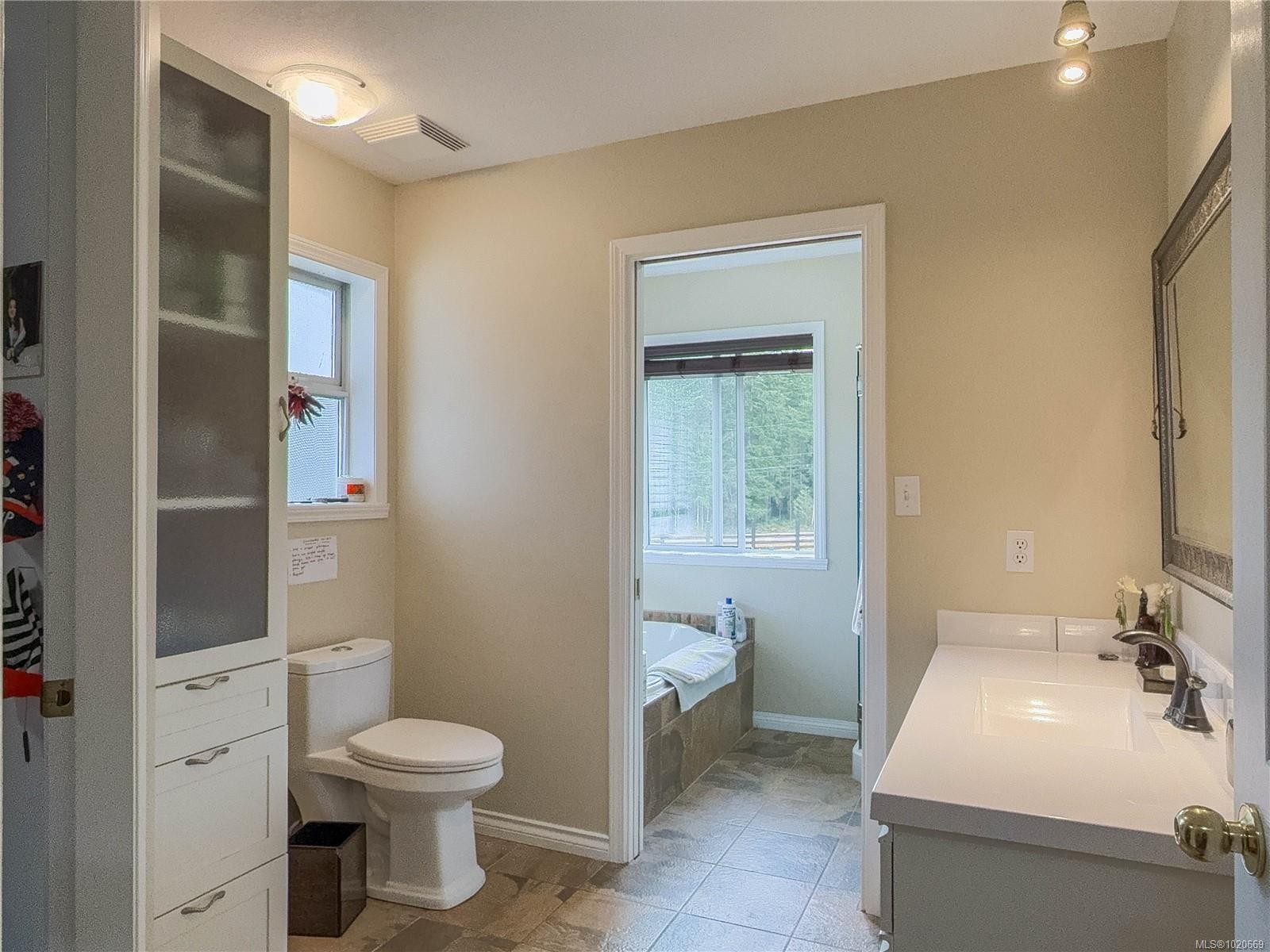 2075 Parkway Pl, Errington, BC