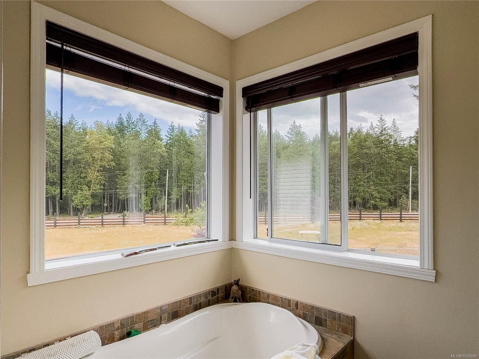 2075 Parkway Pl, Errington, BC