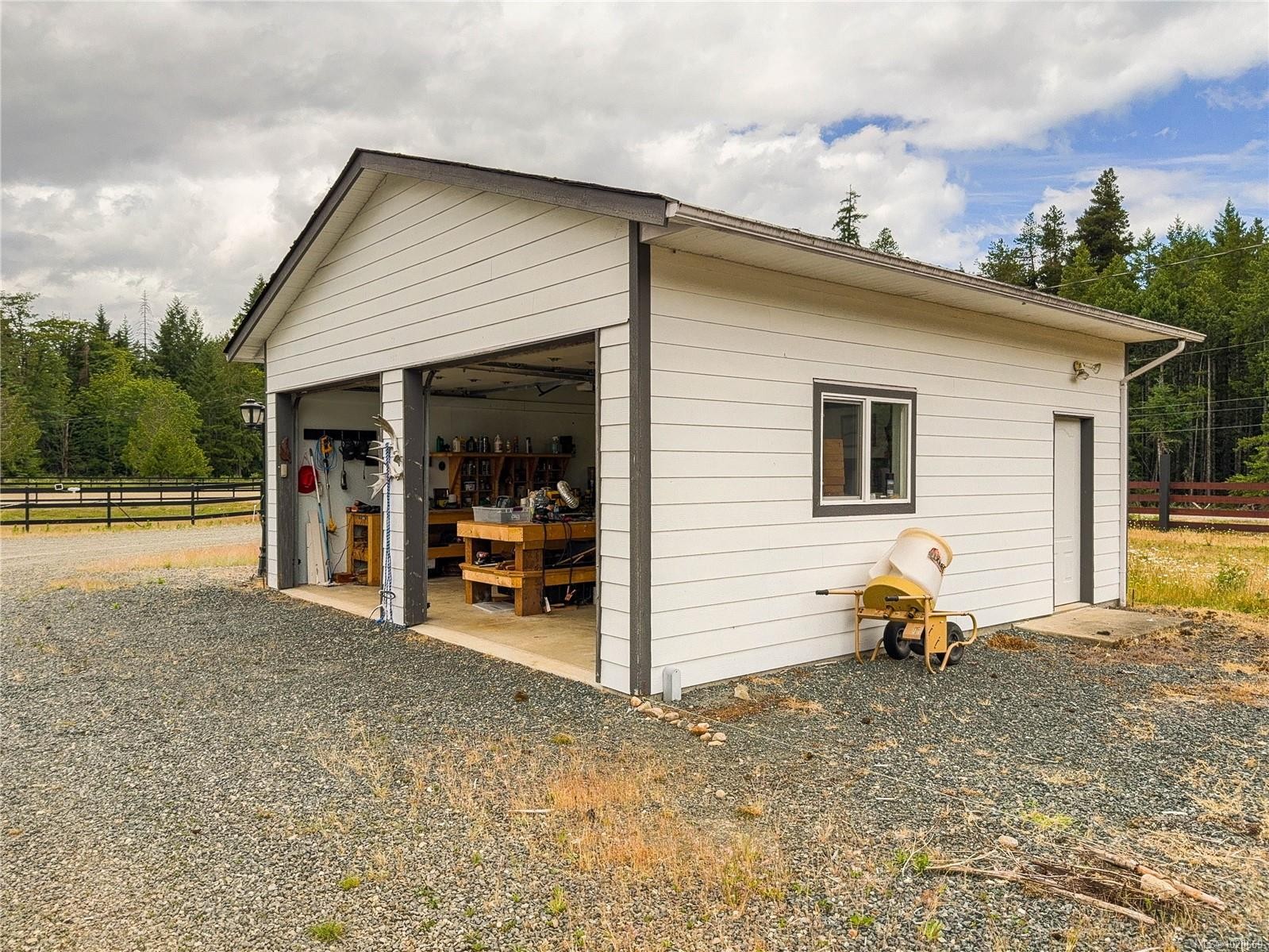 2075 Parkway Pl, Errington, BC