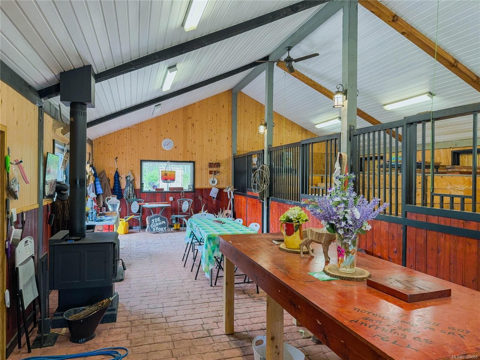 2075 Parkway Pl, Errington, BC