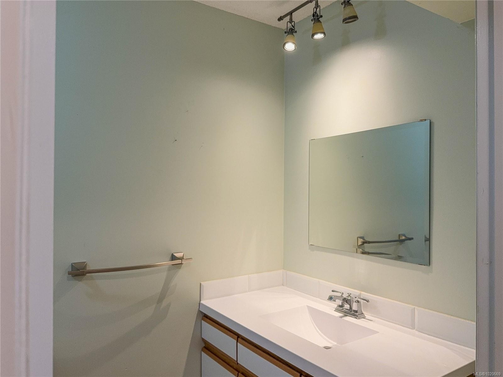 2075 Parkway Pl, Errington, BC