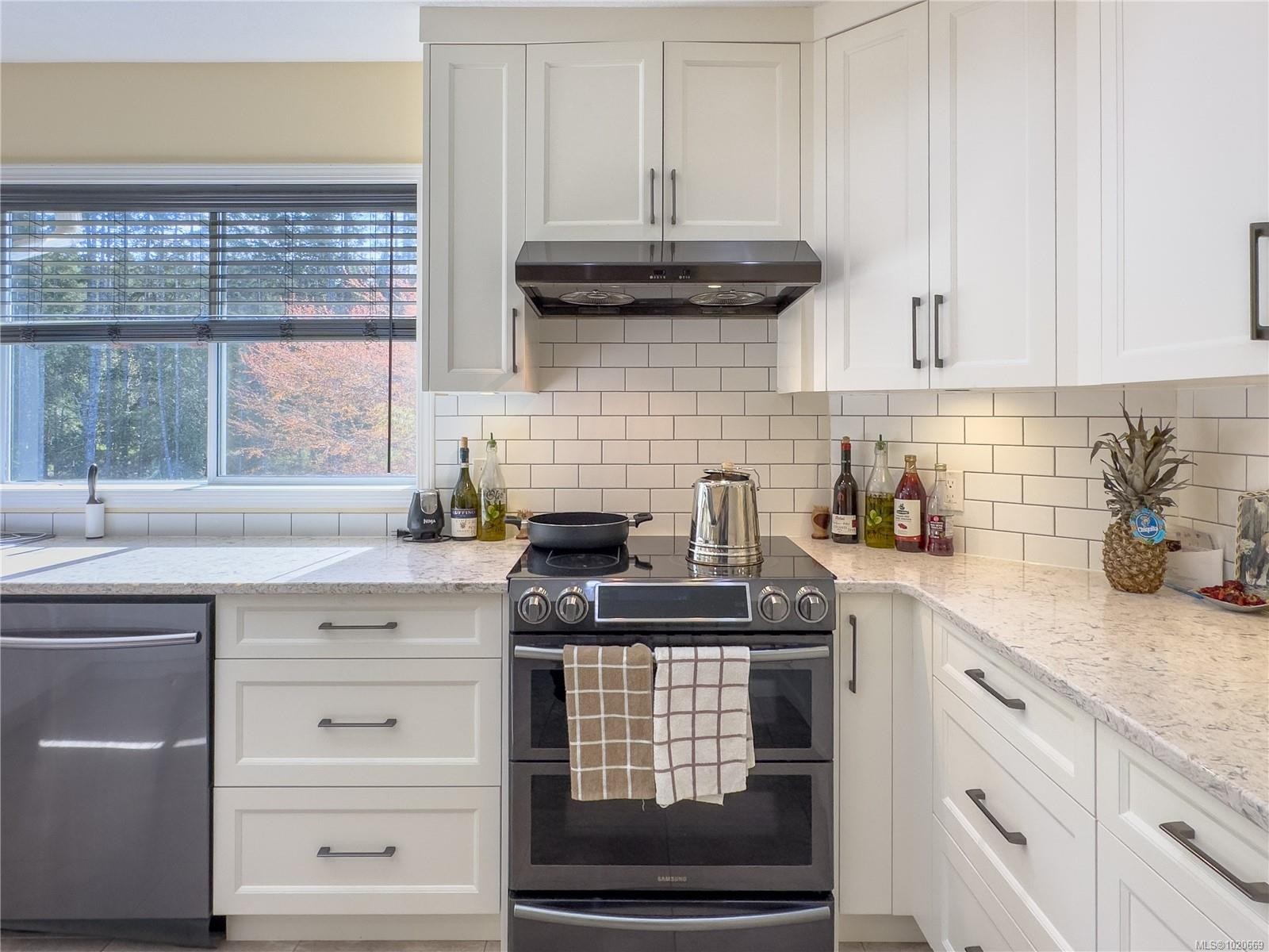 2075 Parkway Pl, Errington, BC