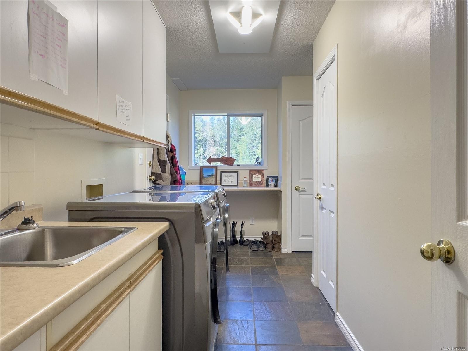 2075 Parkway Pl, Errington, BC