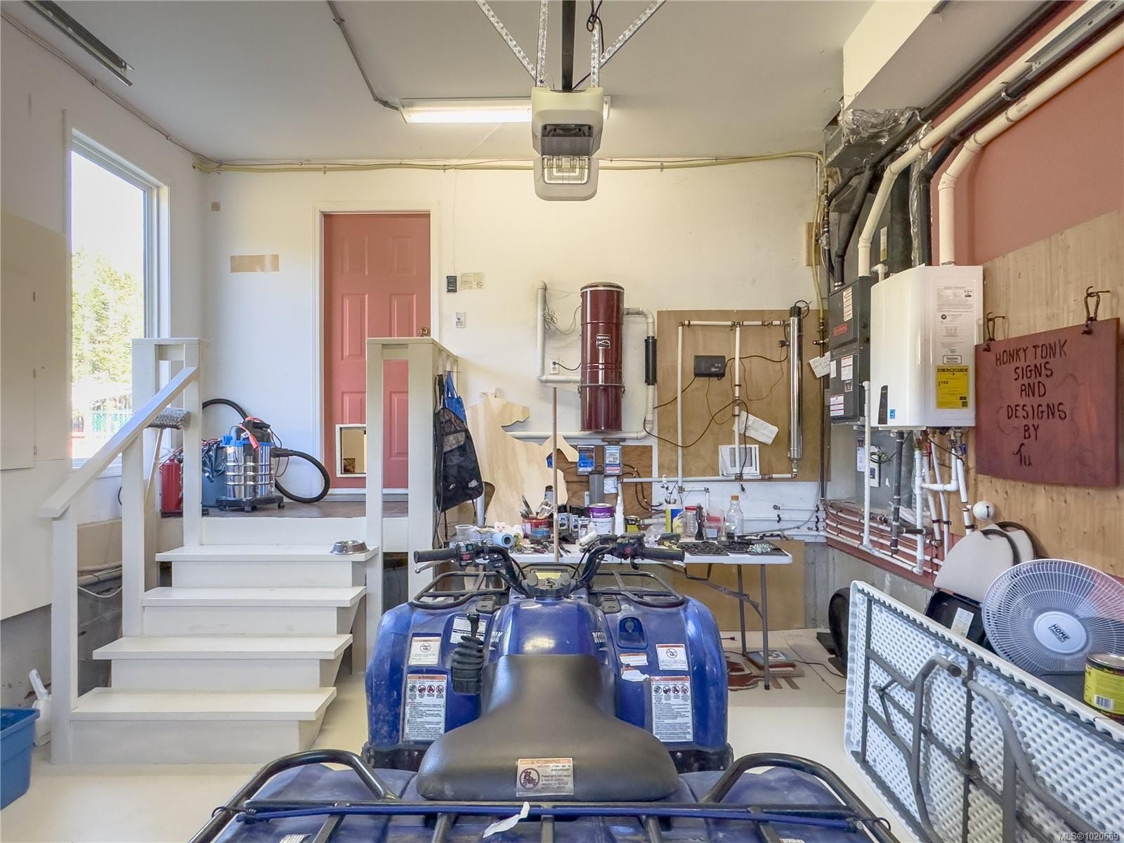 2075 Parkway Pl, Errington, BC