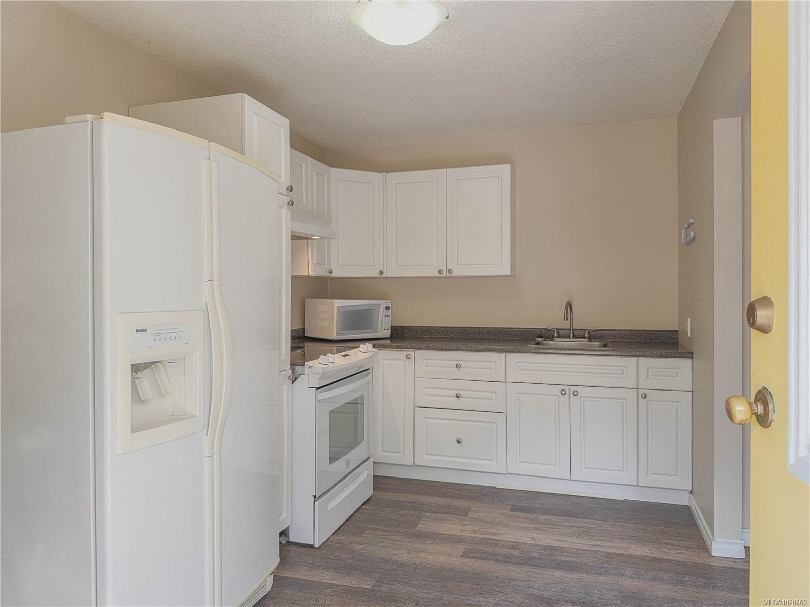 2075 Parkway Pl, Errington, BC