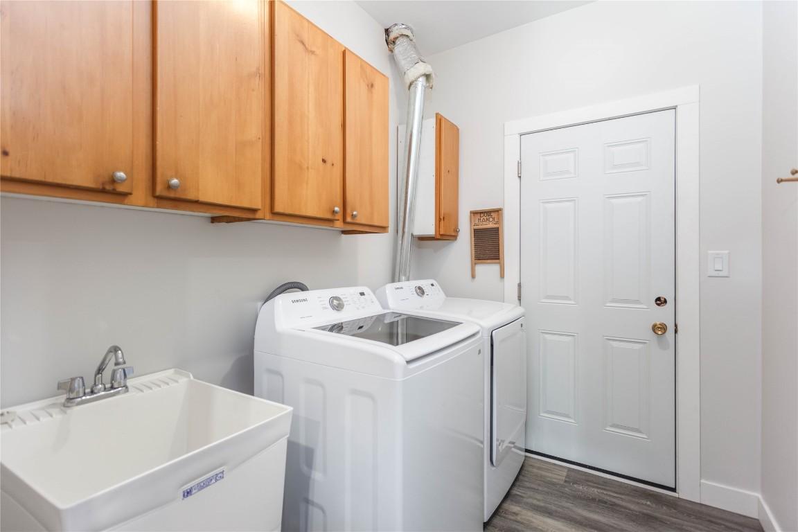 1807 Gallon Avenue, Lumby, BC - Indoor Photo Showing Laundry Room
