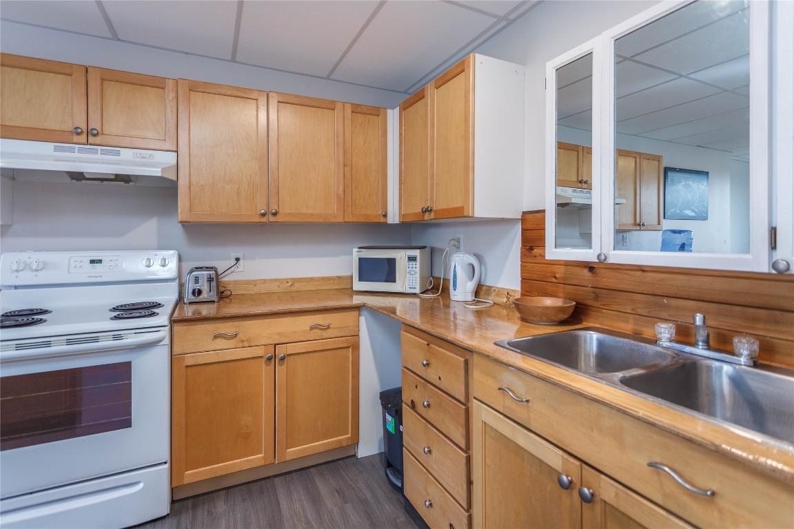 1807 Gallon Avenue, Lumby, BC - Indoor Photo Showing Kitchen With Double Sink