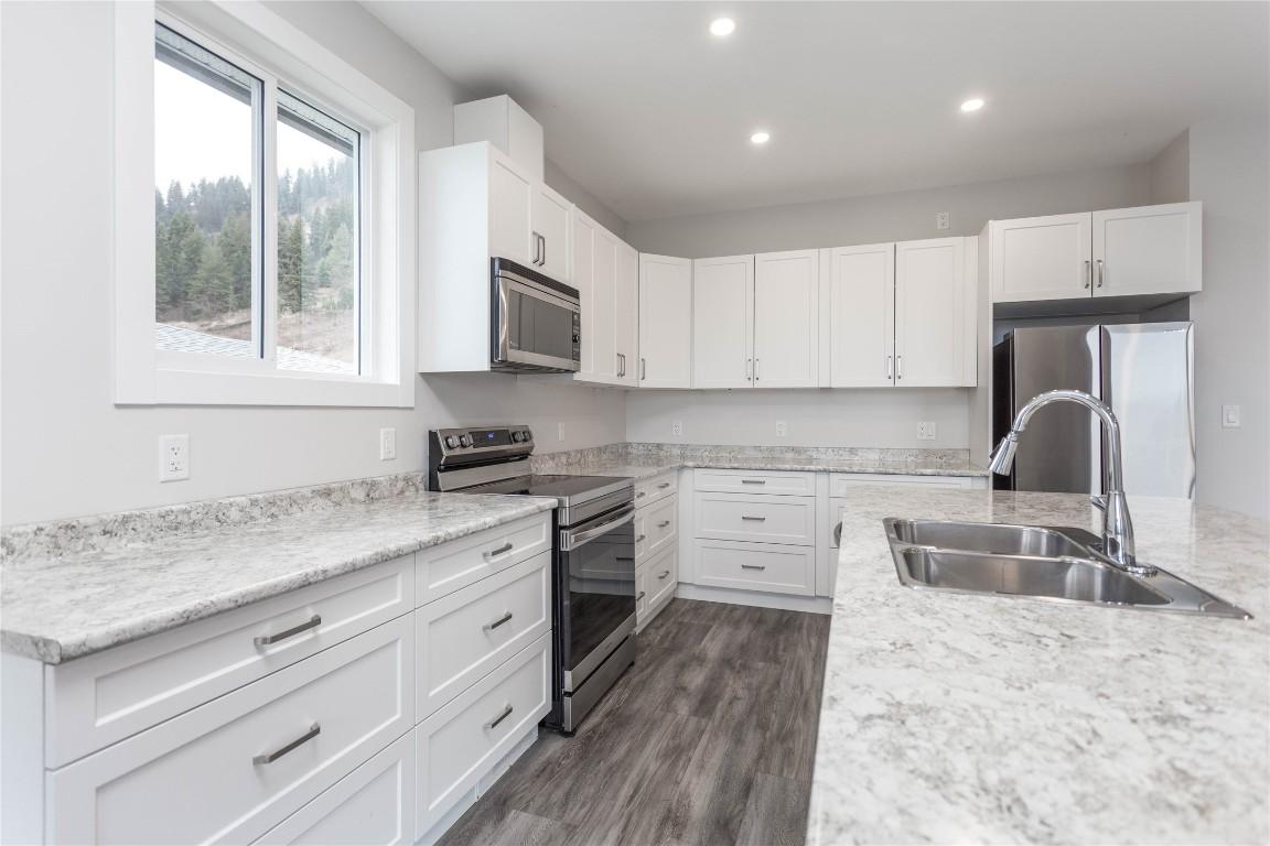 1807 Gallon Avenue, Lumby, BC - Indoor Photo Showing Kitchen With Double Sink With Upgraded Kitchen