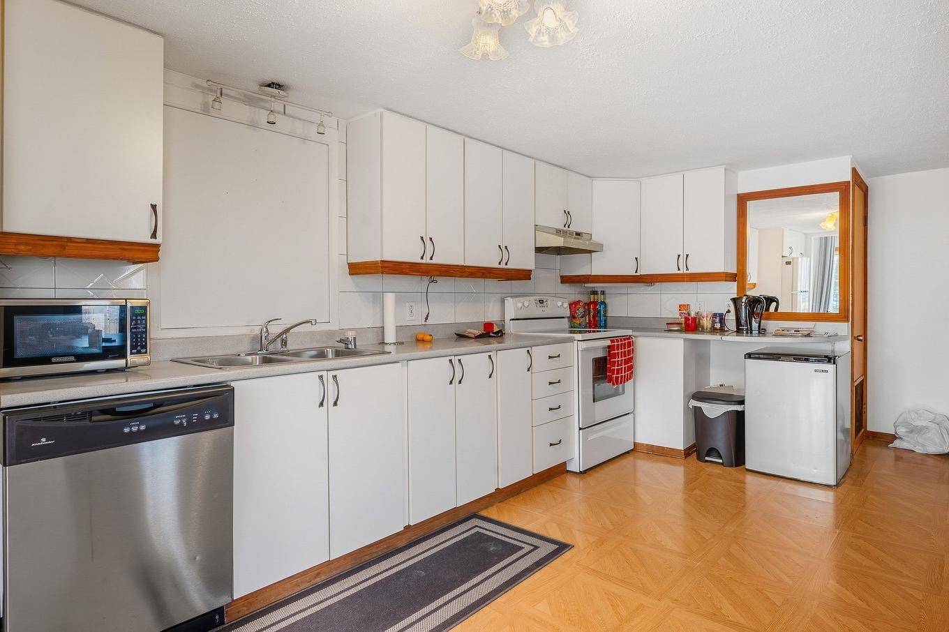 Kitchen - 180 Boul. Ste-Rose, Laval (Sainte-Rose), QC - Indoor Photo Showing Kitchen With Double Sink