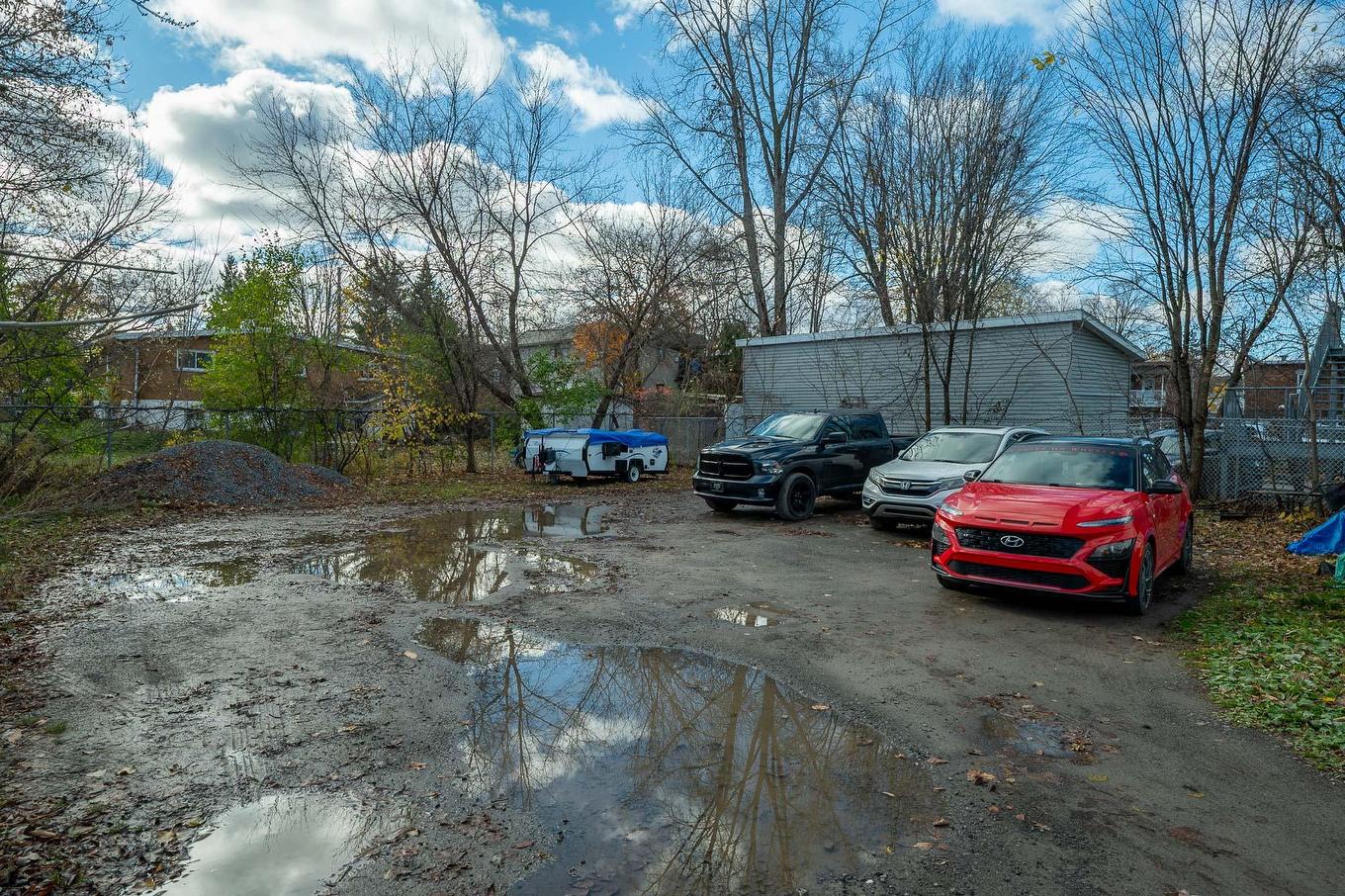 Parking - 180 Boul. Ste-Rose, Laval (Sainte-Rose), QC - Outdoor