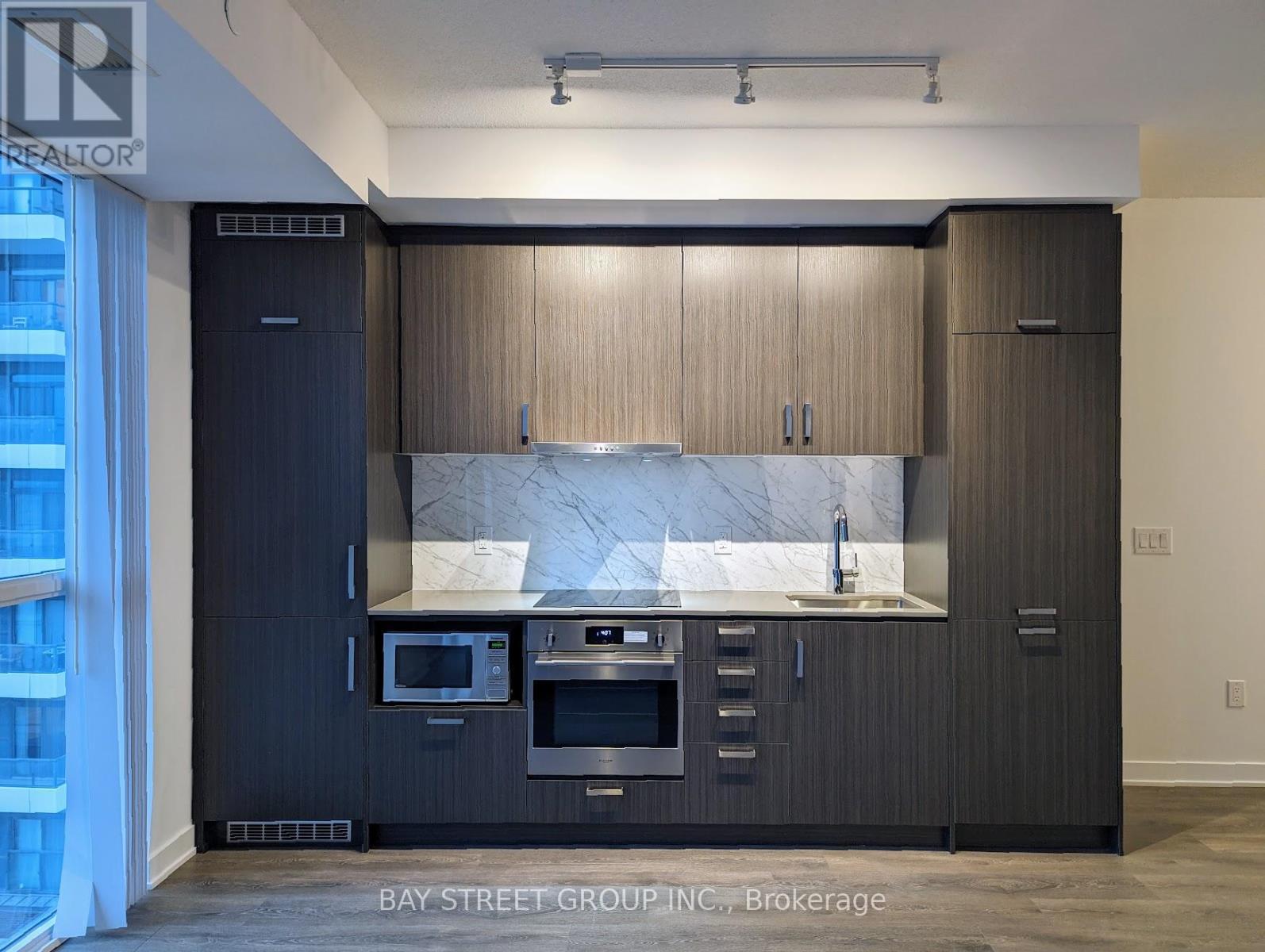 806 - 60 Honeycrisp Crescent, Vaughan, ON - Indoor