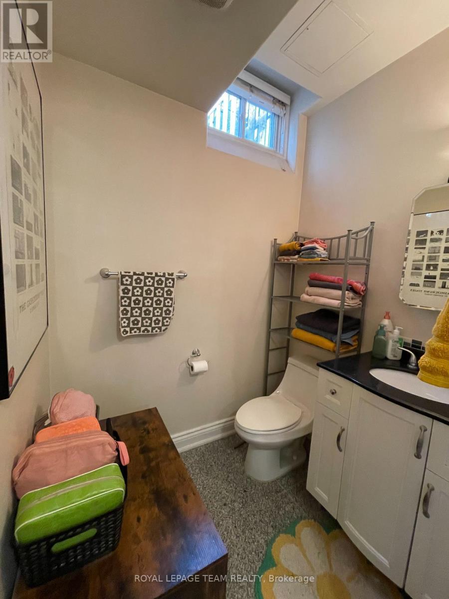 4PC Bathroom - B - 526 Hilson Avenue, Ottawa, ON - Indoor Photo Showing Bathroom