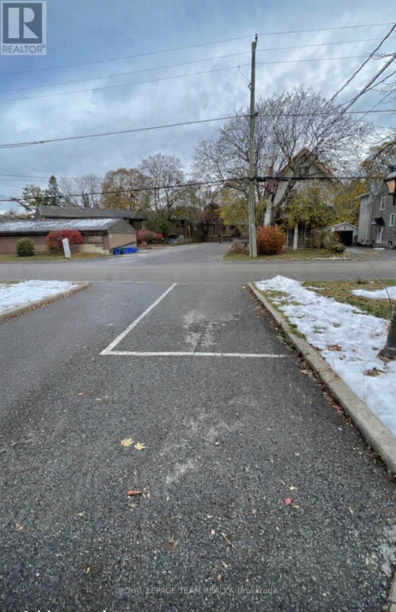 Unit #B parking space - B - 526 Hilson Avenue, Ottawa, ON - Outdoor