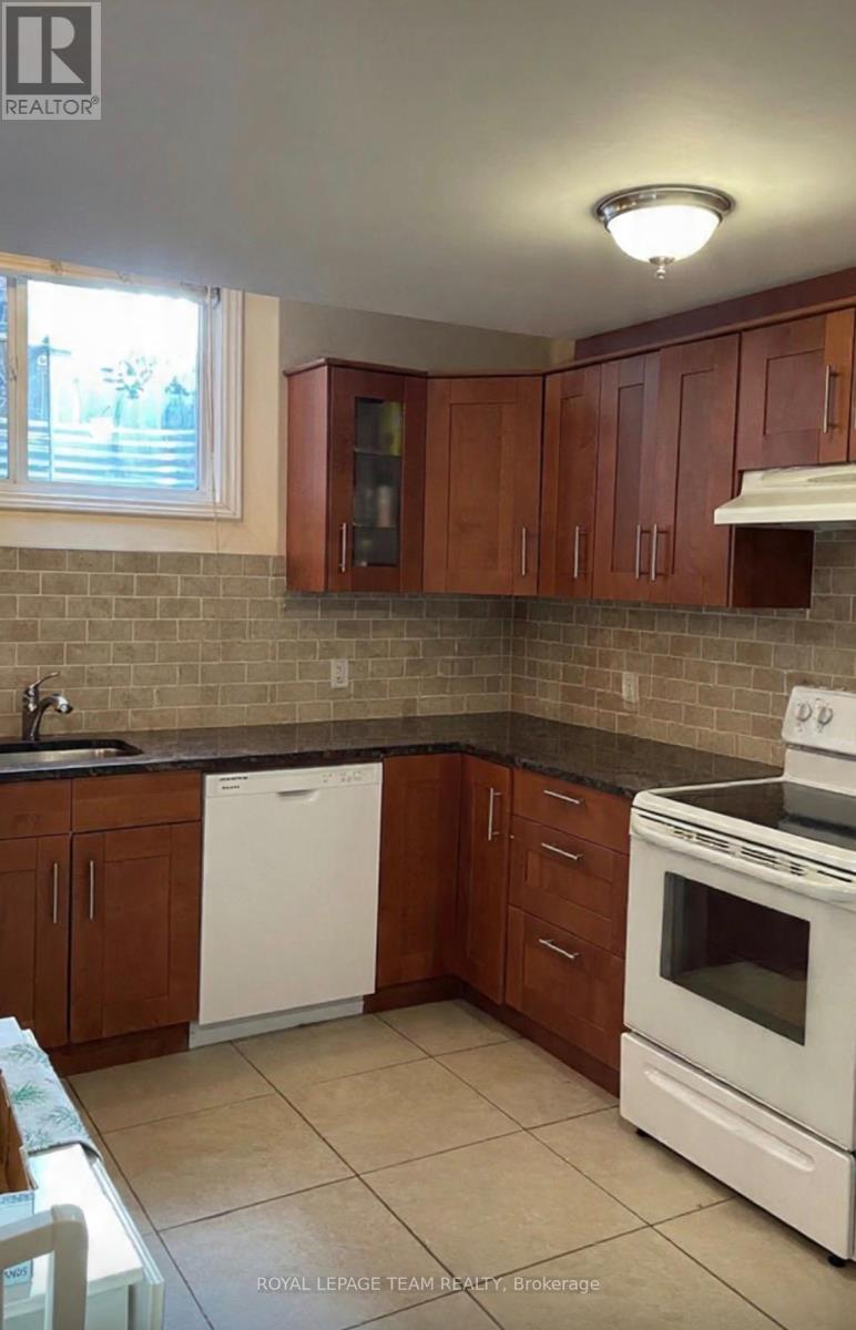 Large window over sink - B - 526 Hilson Avenue, Ottawa, ON - Indoor Photo Showing Kitchen