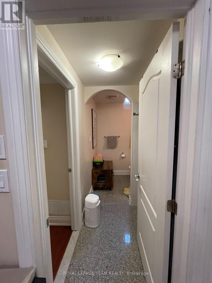 Access to 4PC Bathroom & Bedroom - B - 526 Hilson Avenue, Ottawa, ON - Indoor