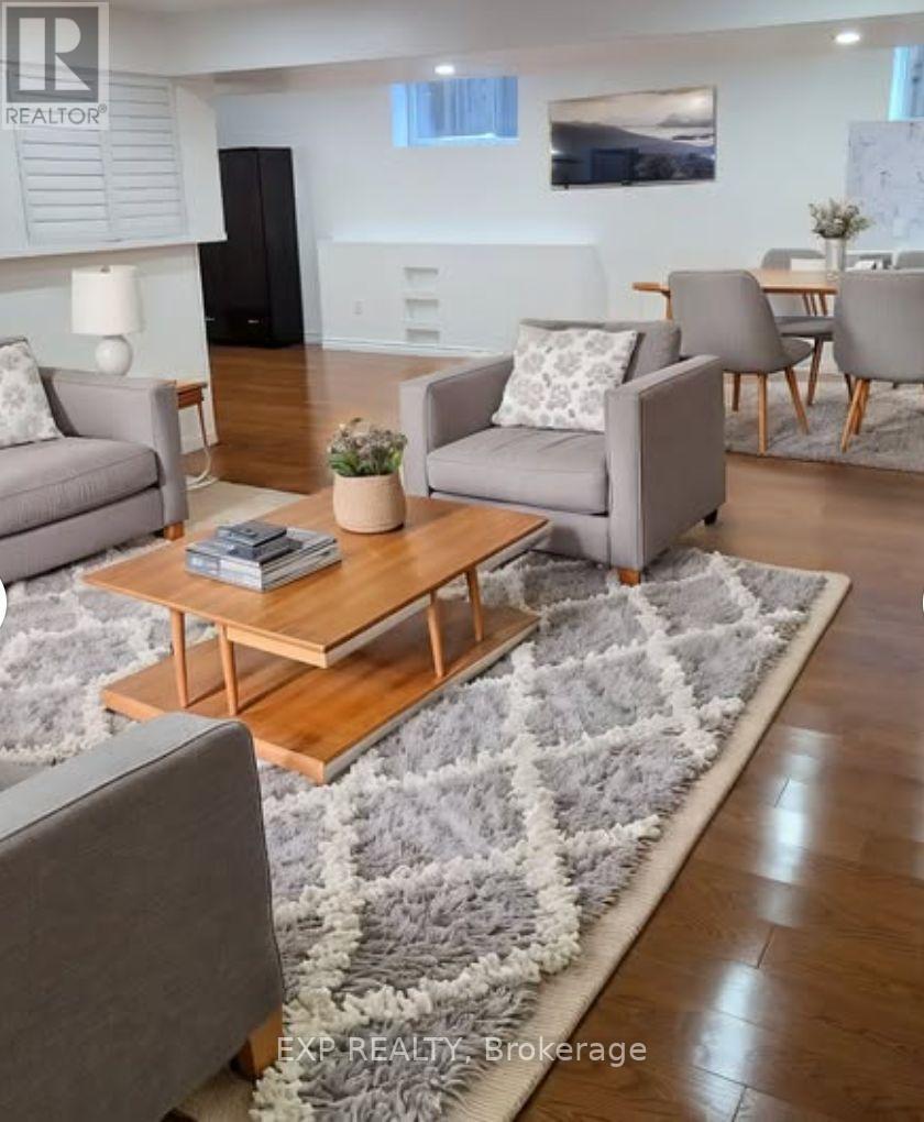 34 Danielle Crescent, Barrie, ON - Indoor Photo Showing Living Room