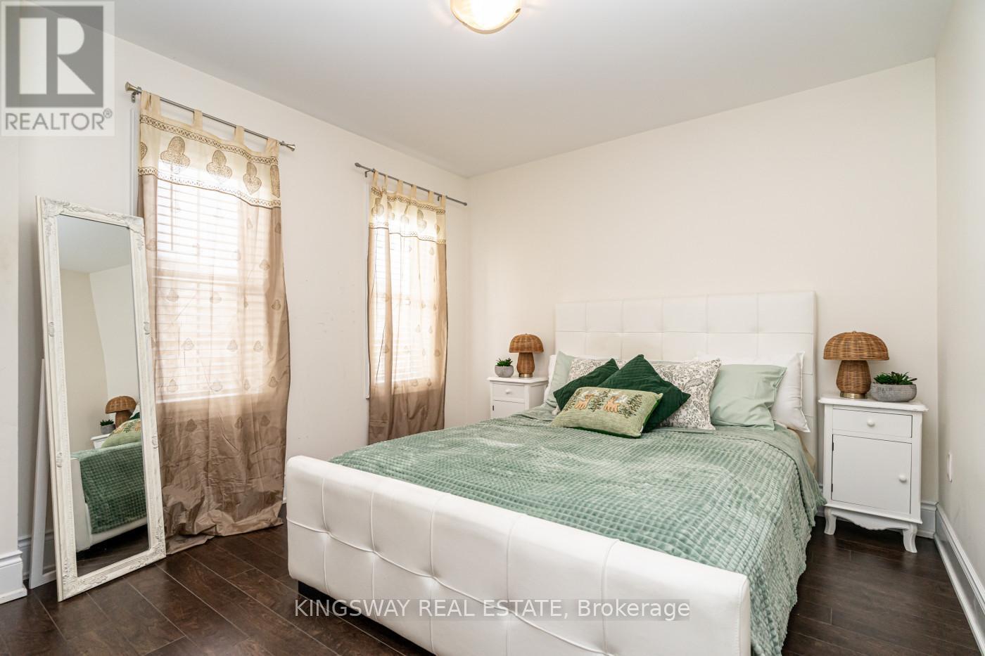 3670 Banff Court, Mississauga, ON - Indoor Photo Showing Bedroom
