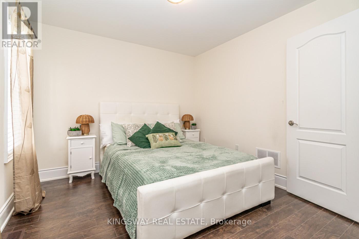 3670 Banff Court, Mississauga, ON - Indoor Photo Showing Bedroom