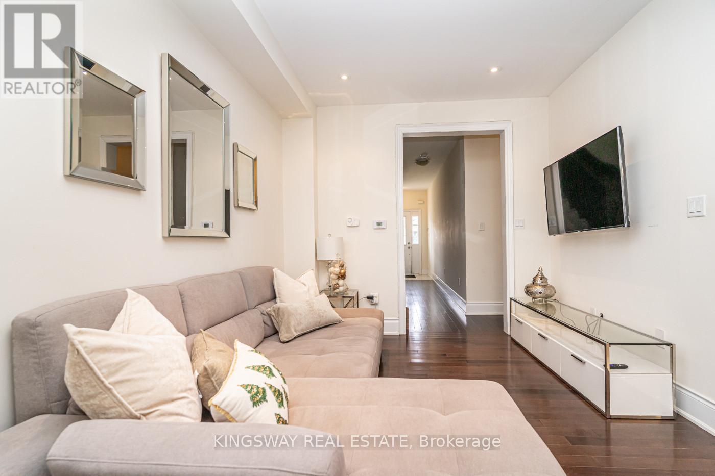 3670 Banff Court, Mississauga, ON - Indoor Photo Showing Living Room
