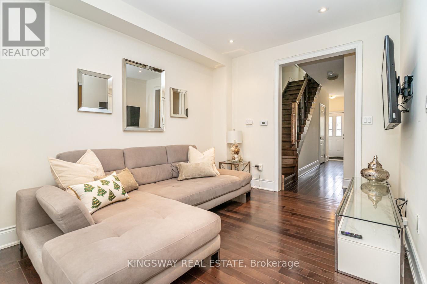 3670 Banff Court, Mississauga, ON - Indoor Photo Showing Living Room